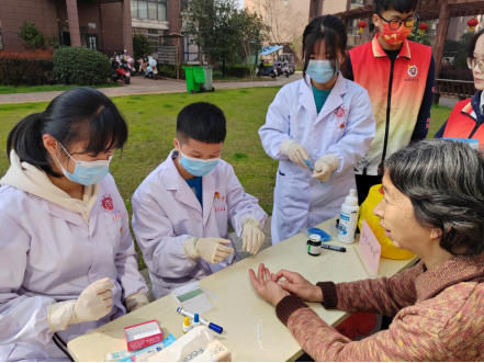 愛在三月學雷鋒，志愿服務暖人心——檢驗醫學院“紅醫薪火行動”（春和景明站）雷鋒月系列活動側記